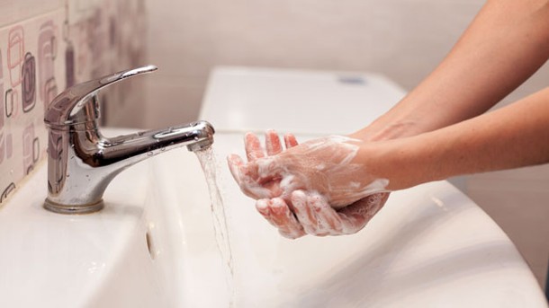 manos lavándose contra covid19