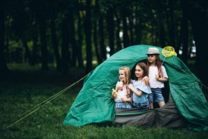 grupo-chicas-acampando-bosque