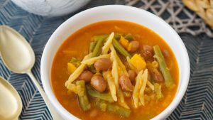 Sopa minestrone con caldo de pollo y verduras