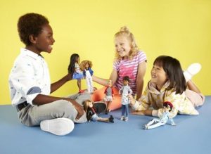 Niños pequeños jugando a las muñecas (juguetes sin género)
