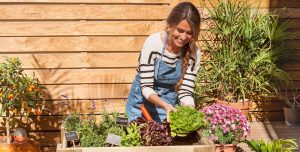 mujer en el jardin