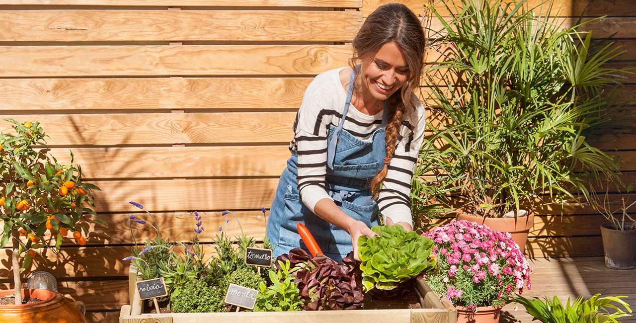 mujer disfrutando de su jardín en verano