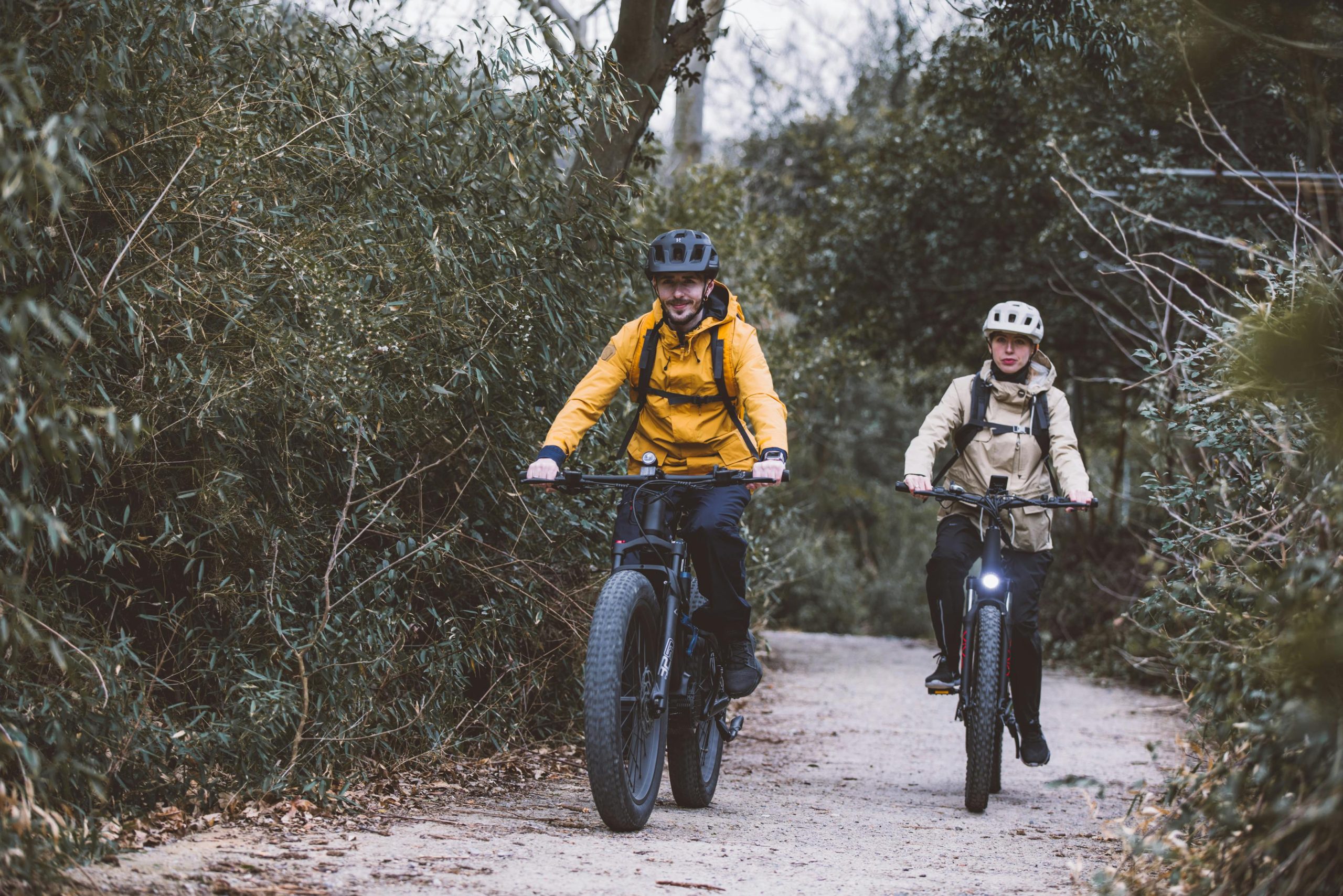 Pareja en bicicleta por una ruta de senderismo