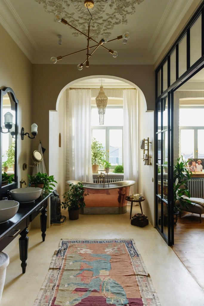 Interior hogar con estilo eco-friendly y decoración rústica sostenible